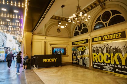 Rocky, como suele suceder con las obras de Nico Vázquez, copa toda las puertas de Lola Membrives y su gran marquesina sobre la avenida Corrientes