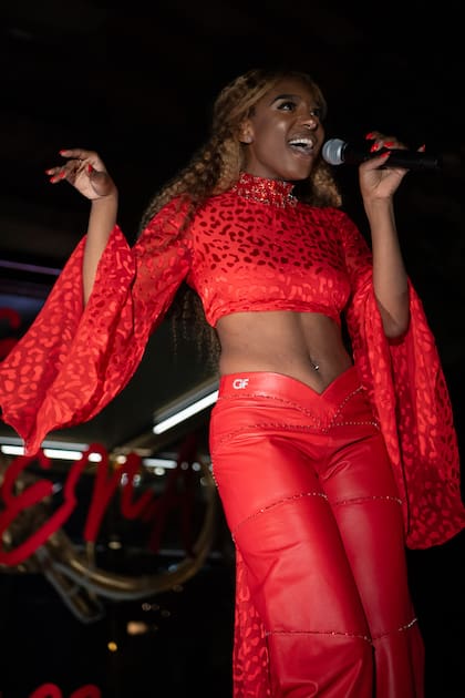 Rocky Lanes, la voz más reconocida del club nocturno The Box de Nueva York, dio un show en vivo.