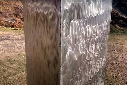 Rocsana Josanu, funcionaria de Cultura y Patrimonio de Neamt (Rumania) dijo que han “empezado a investigar la extraña apariencia del monolito”