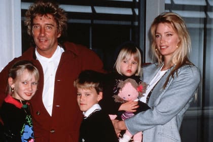 Rod Stewart con Kelly Emberg y tres de sus hijos, en 1990