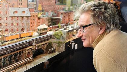 Rod Stewart con trenes en miniatura