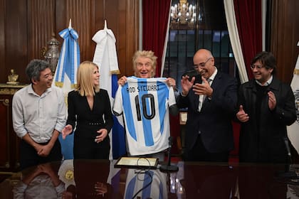 Rod Stewart en la Legislatura Porteña, con la 10 que lleva su nombre estampado