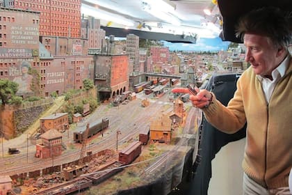 Rod Stewart lleva 28 años construyendo en el sótano de su casa una miniciudad ferroviaria –inspirada en Nueva York y Chicago de 1945– con edificios, puentes, barcos, vegetación y un sistema eléctrico de trenes.