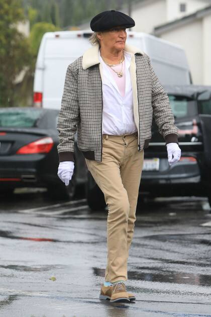 Rod Stewart también optó por cubrirse sus manos con guantes ante una salida al mercado