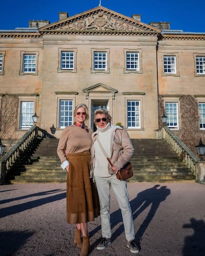 Rod Stewart y Penny Lancaster posan delante del Dumfries House, donde se celebró el evento. "Estamos muy orgullosos de lo que la Fundación del Rey ha logrado en los últimos 35 años. Espero que quienes descubran la cápsula del tiempo en 2125 reconozcan el impacto positivo que tanto el Rey como su fundación han tenido en el mundo y sus comunidades".