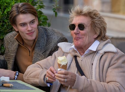 Rod Stewart y su hijo Alastair disfrutaron de un helado en Roma el día después de asistir a un partido de la Champions League entre su querido equipo de fútbol, el Celtic y la Lazio. La escapada a la mítica ciudad italiana fue un regalo del músico a su hijo por su cumpleaños número 18