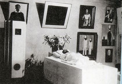 Rodado de sus obras y el cuadrado negro, su cadáver. 1935