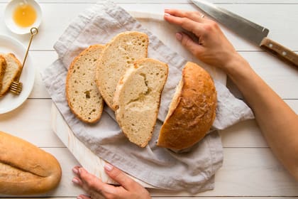 Rodajas de pan sobre la mesa.