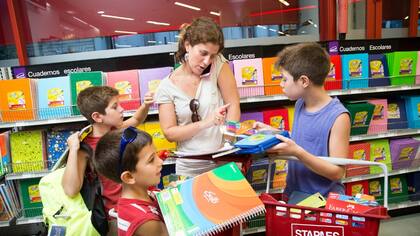 Rodeada de sus hijos Benicio, Milo y Gael, Andrea Max trata de hacer las últimas compras escolares en Staples