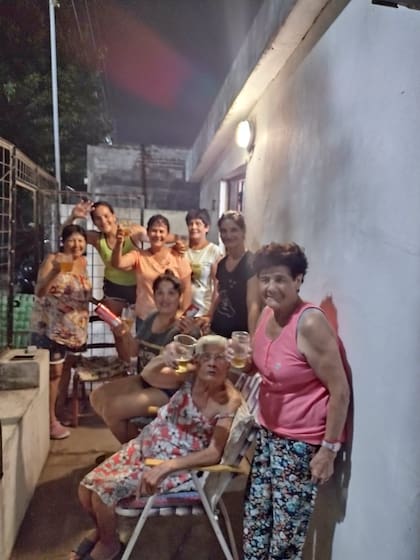 Rodeada de sus seres queridos, en el jardín de su casa