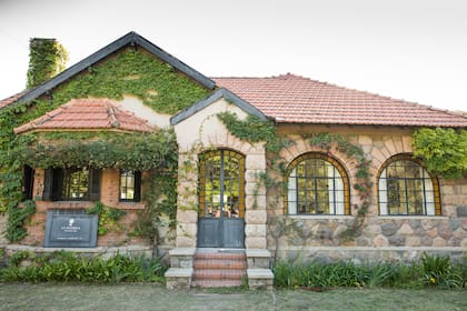 Rodeada de un encantador jardín, la casona de estilo inglés data de 1940