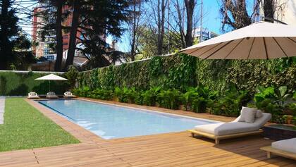 Rodeada de un entorno verde y cuidadosamente diseñado, la pileta ofrece un espacio de calma y conexión con la naturaleza