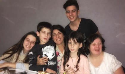 Rodeada del amor de sus sobrinos.