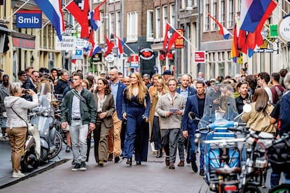 Rodeada por mucha
gente y acompañada por la
alcaldesa, Femke Halsema,
Amalia camina por la histórica
calle Zeedijk, corazón del barrio
chino de la ciudad. Allí visitó una
cafetería, un estudio de radio y
un supermercado asiático