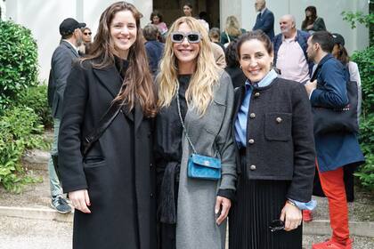 Rodeada por su equipo de la Fundación Ama Amoedo: Laura Hakel (curadora de la Colección y Proyectos Artísticos), y Verónica Flom (es la directora).