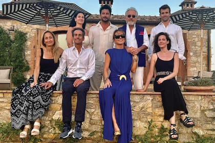 Rodeada por su pareja, los hijos de él y algunos amigos. De izquierda a derecha están Cinthya Abitbol, Jean-François Abitbol, Patricia y Mathilde Enthoven Becker. Arriba: Elisa Enthoven, Julien Enthoven, Jean-Paul y Romain Becker.