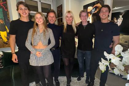 Rodeada por sus amores. Valeria posa junto a Benicio, Taína, Alejandro, Balthazar y Tiziano.