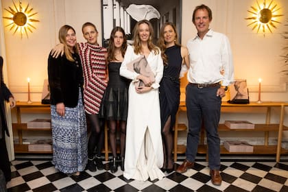 Rodeada por sus hermanos y una de sus sobrinas. De izquierda a derecha: Dolores, Sofía y su hija Nina Zuberbühler, Agus (con un diseño propio), Damasia y Alejandro, que, muy divertido, se presentó: “Soy el hermano de la rockstar”.