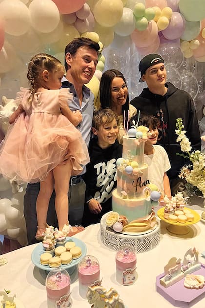 Rodeada por sus padres y sus hermanos, Bautista, Benicio y Beltrán Vicuña, Anita sopló las velitas de la riquísima torta de chocolate y dulce de leche de tres pisos.