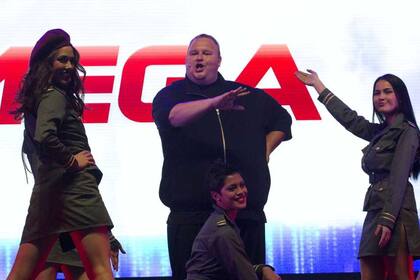 Rodeado de animadoras, Kim Dotcom presentó Mega, su nueva plataforma de almacenamiento y descarga de archivos