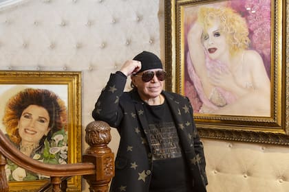 Rodeado de cuadros de las divas argentinas: Graciela Borges y Nacha Guevara