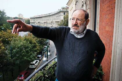 Rodeado de historia. En el balcón de su casa, que mira hacia el Castello Sforzesco; detrás, Milán en todo su esplendor