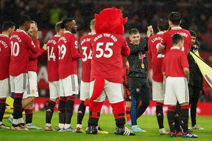 Rodeado de sus compañeros, Lisandro Martínez es homenajeado antes del partido de Manchester United 