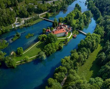  Rodeado por el río Krka, el Grad Otočec es un singular castillo con ubicación privilegiada.