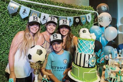 Rodeado por la hinchada femenina que lo sigue a todas partes cuando juega con Los Picantes –la tía Dalma, la abuela Claudia y mamá Gianinna–, Benjamín tuvo una torta casi tan alta como él. FOTO: Grupo Omar Díaz Fotografía