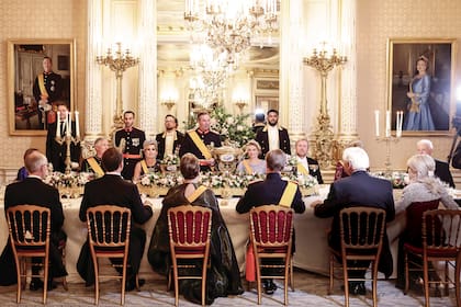 Rodeado por los reyes de Países Bajos y Bélgica, por sus padres, los Grandes Duques salientes, y por los presidentes de Francia y Alemania, en su primer discurso como soberano, el Gran Duque Guillermo adelantó los lineamientos básicos de su reinado