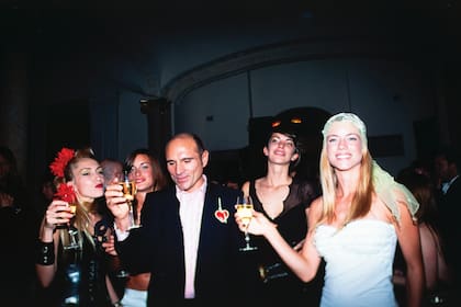 Rodeado por Miuki Madelaire, Florencia Gómez Córdoba, Deborah de Corral y Nicole Neumann, en el último cumpleaños que Lúquez organizó. Fue en 2002, en el Salón París. Si bien su salud ya no lo acompañaba, no quiso dejar de festejar: “Amaba sus cumpleaños: sentía que homenajeaba a su tribu”, recuerdan sus amigos más cercanos. Wally Diamante conserva el corazón que Javier tiene en la solapa de su saco: un regalo que le hizo su amiga, la artista Delia Cancela.