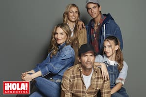 Rodeado por su mujer, la modelo y empresaria María Vázquez, y sus hijos Mia, Poroto y Myla. Los dos mayores ya tienen un sólido camino profesional y Myla, aunque tiene otras inquietudes, también juega muy bien. Todos apoyaron
el proyecto de la docuserie que llevó varios años de trabajo y la dirigió Juan José Campanella.