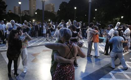 Rodeados de un paisaje incomparable, bailarines amateur dan rienda suelta a su pasión en Belgrano