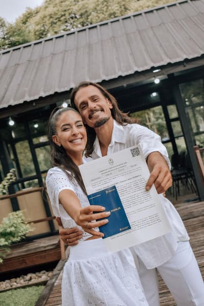 Rodeados de vegetación e impecablemente vestidos de blanco, Christian Sancho y Celeste Muriega dieron el sí