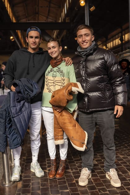 Rodeando a Myla, su hermano, Adolfo “Poroto” Cambiaso y, su primo, Bartolomé “Barto” Castagnola.