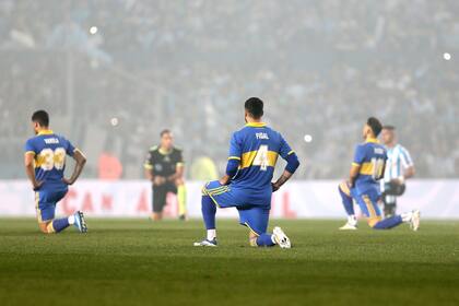 Rodilla en tierra, en repudio a la violencia en el fútbol