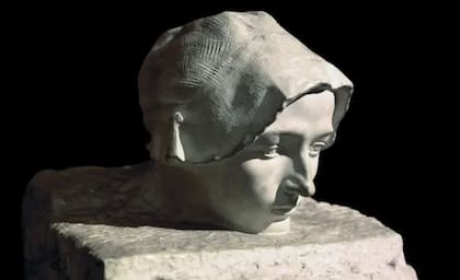 Rodin era más de 20 años mayor que ella y ya era un artista consagrado. Este es uno de los retratos que hizo de Claudel, en este caso en mármol, llamado "El Pensamiento emergiendo de la materia"