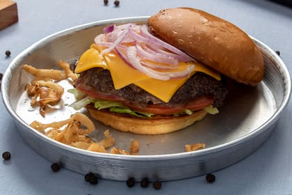 Rodo Camara presenta la protagonista de la casa, la hamburguesa TFTS que trae medallón de 160g, cheddar, panceta, lechuga, tomate, cebolla crispy, aderezo thousand island con papas fritas.