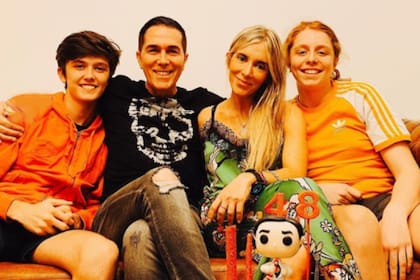Rodolfo Barili junto a su novia, Lara Piro, y sus dos hijos, Dante y Benicio