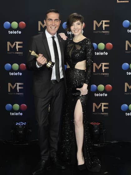 Rodolfo Barili y Cristina Pérez, felices con el Martín Fierro al mejor noticiero