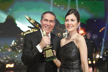 Rodolfo Barili y Cristina Pérez, que condujeron juntos durante 22 años el noticiero de Telefe, supercontentos con la estatuilla.
