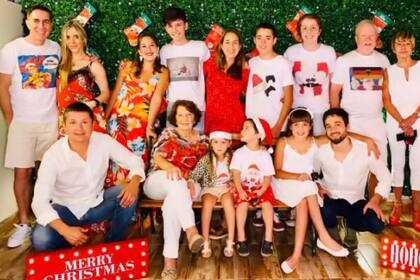 Rodolfo Barili y su familia, en el festejo familiar de Nochebuena, en que le pidió casamiento a su novia, Lara Pico