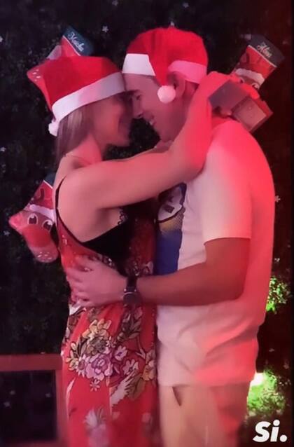 Rodolfo Barili y su novia Lara Pico, en el momento de la pedida de mano durante la noche del 24