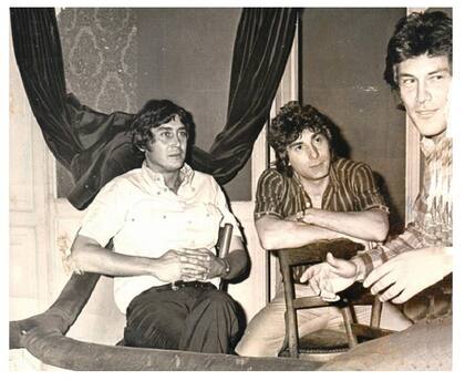 Rodolfo Bebán, Claudio García Satur y Arlando André en un ensayo de Somos hombres y algo más, la obra que protagonizaron en el teatro Provincial, de Mar del Plata