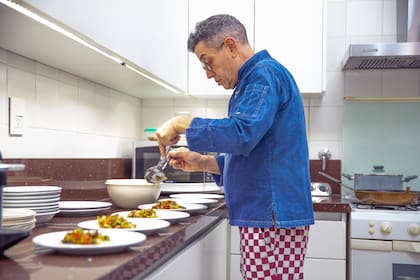 Rodolfo Borda ultimando los detalles de la cena en la cocina de su propia casa