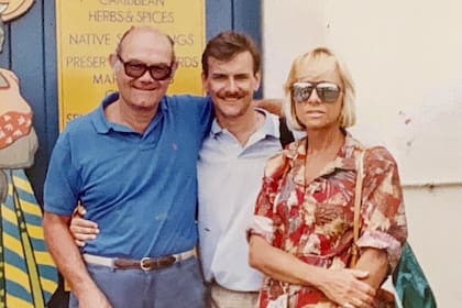 Rodolfo Clutterbuck (izquierda), Alan (centro) y Myriam Norris Clark, la madre de Alan, que falleció en 2017.