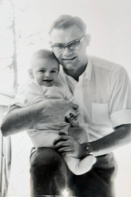 Rodolfo Clutterbuck sostiene a Alan cuando este era bebé. Vivían en Belgrano. Alan fue al Belgrano Day School. La familia Clutterbuck vivió 3 años en Brasil por el trabajo de Rodolfo.