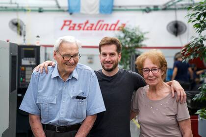 Rodolfo Grillitsch, Jonathan Romero y María Pía Prot en la nueva fábrica de Pastalinda