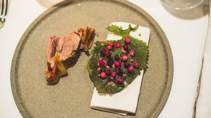 Cordero con milhojas de manzanas silvestres