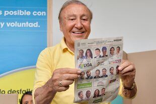 Rodolfo Hernández, candidato presidencial con la Liga de Gobernadores Anticorrupción, muestra su papeleta antes de votar en las elecciones presidenciales en Bucaramanga, Colombia, el domingo 29 de mayo de 2022. 